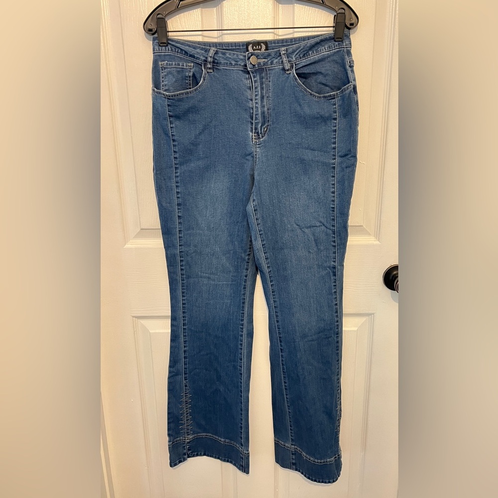 A.Z.I. Women's Medium Wash Stretch Boot Cut Jeans Size 10